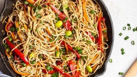 Soba teriyaki dengan teriyaki slice disajikan sederhana di rumah